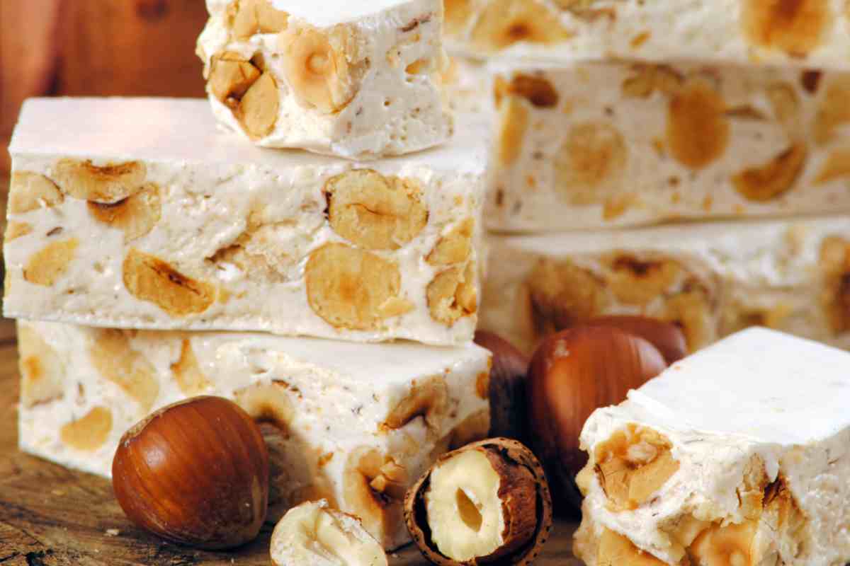 dei pezzi di torrone morbido alle nocciole su un tagliere