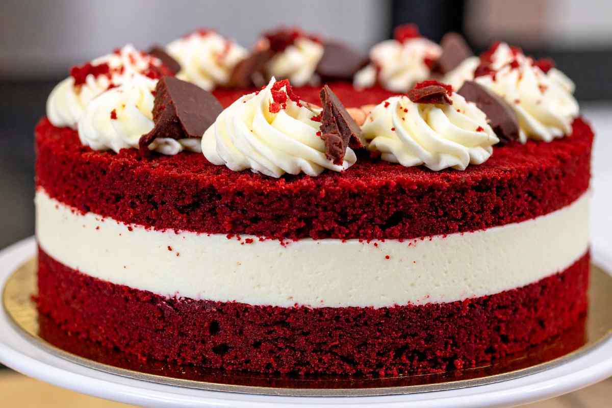 alzatina con sopra la torta red velvet