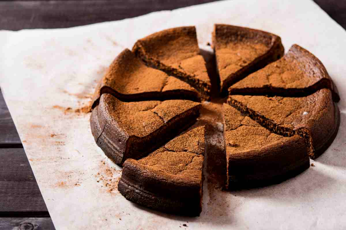 Torta tenerina tagliata a spicchi