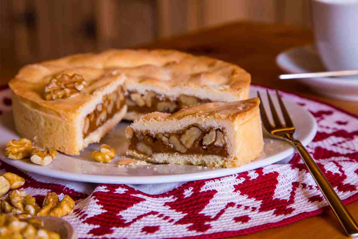 Torta di noci caramellate tagliata in un piatto