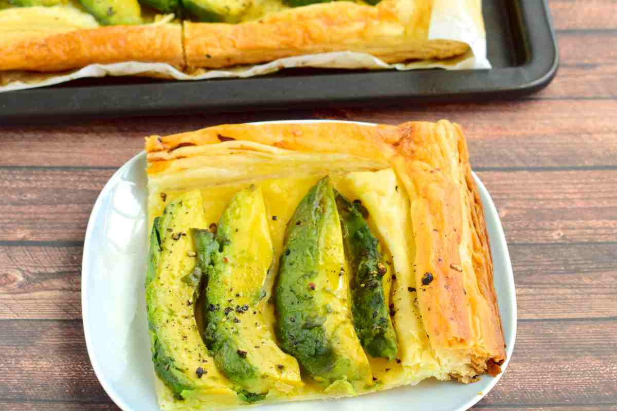 Torta salata di pasta sfoglia con avocado e formaggio vista dall'alto