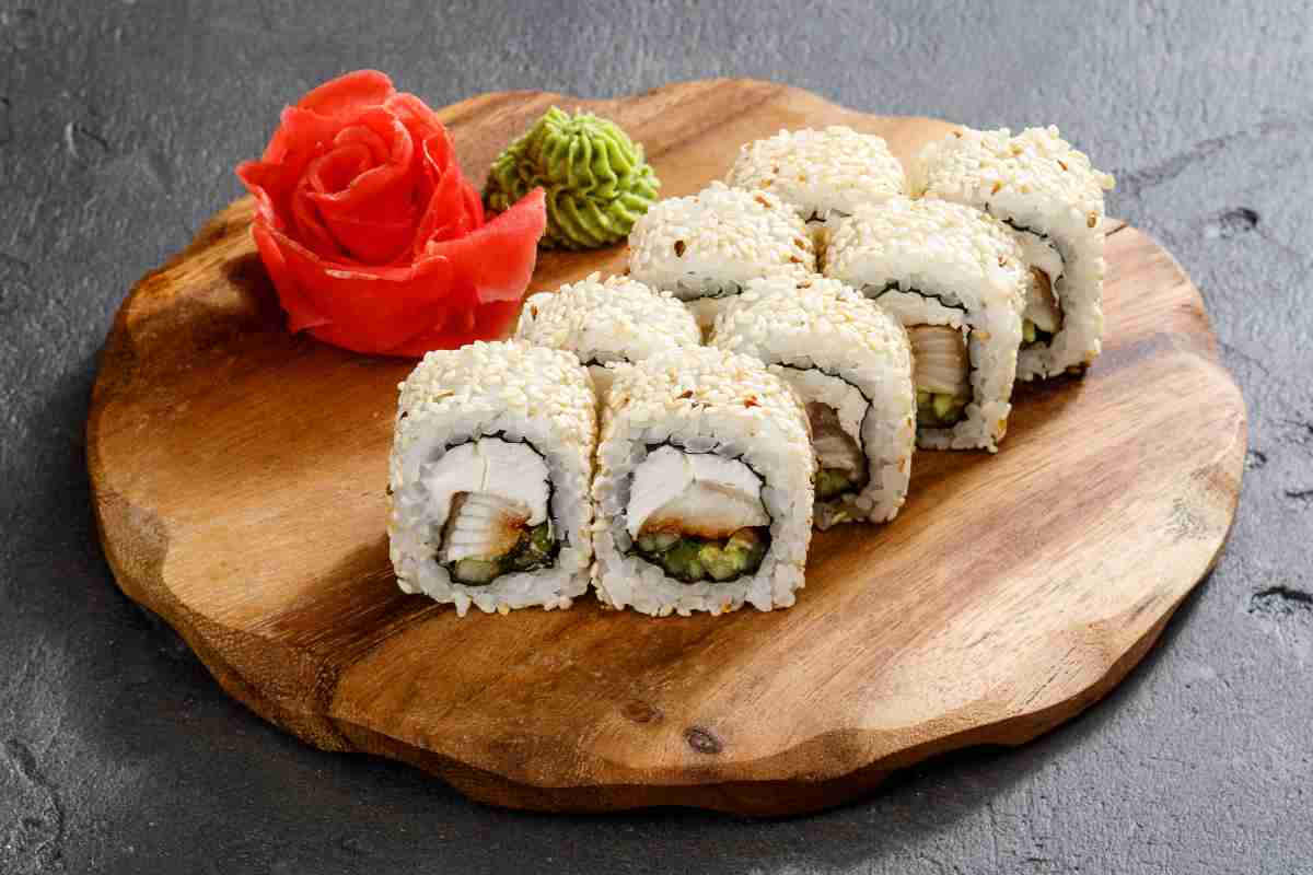 Uramaki salmone Philadelphia su un vassoio circolare di legno