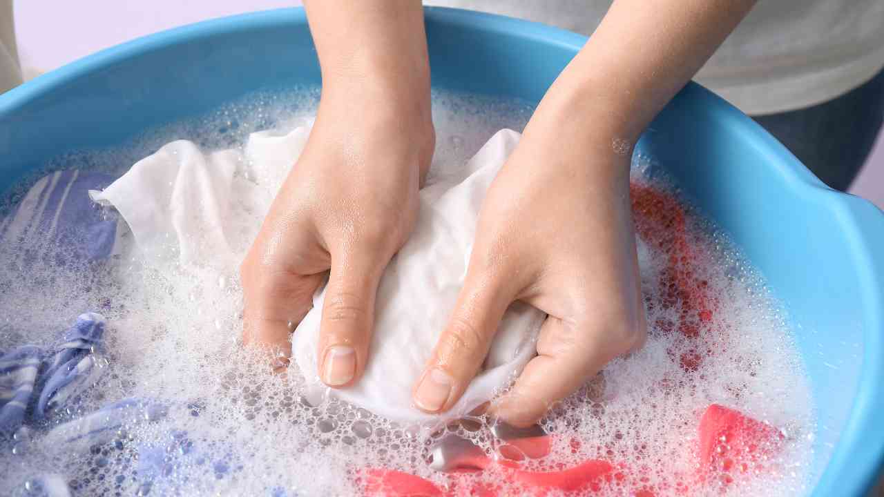 Vestiti sporchi d’olio, sei ancora in tempo per salvarli, devi solo agire