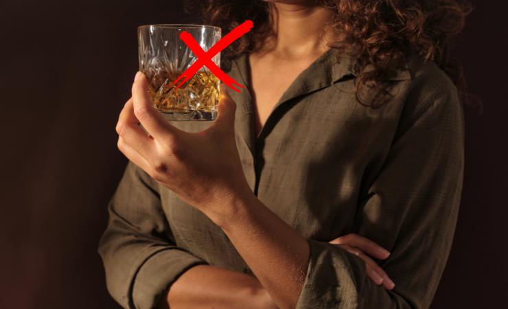 donna che beve bicchiere di amaro