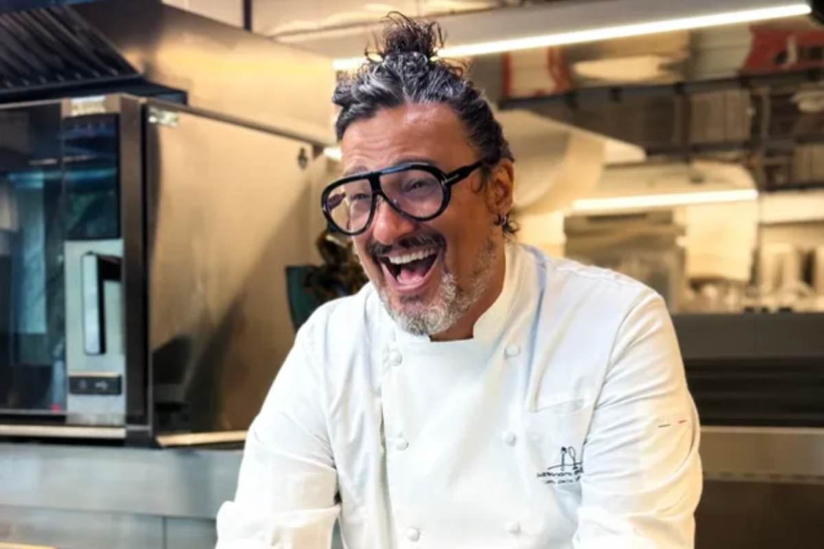 lo chef alessandro borghese che ride nella cucina del ristorante