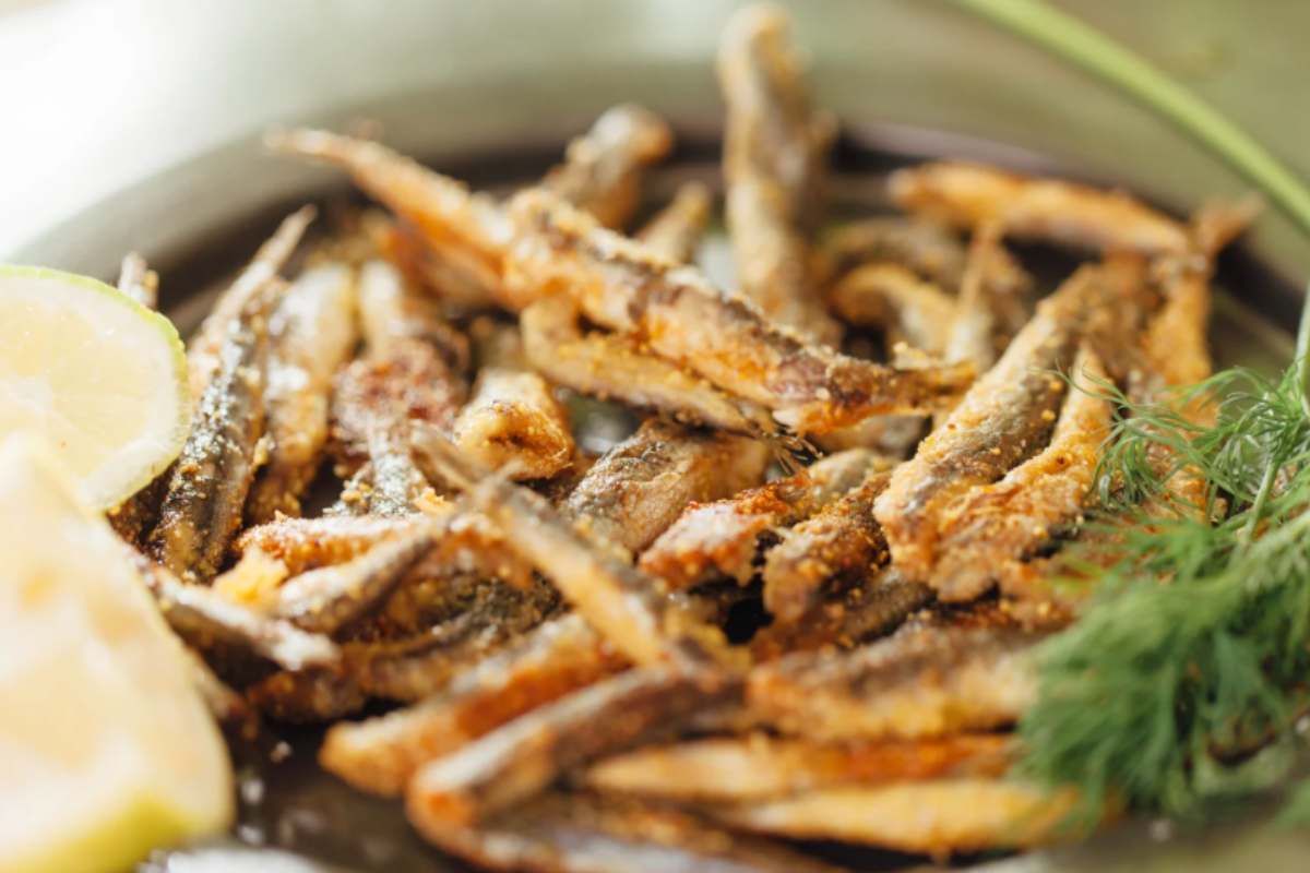 alici fritte in padella con limone e aromi