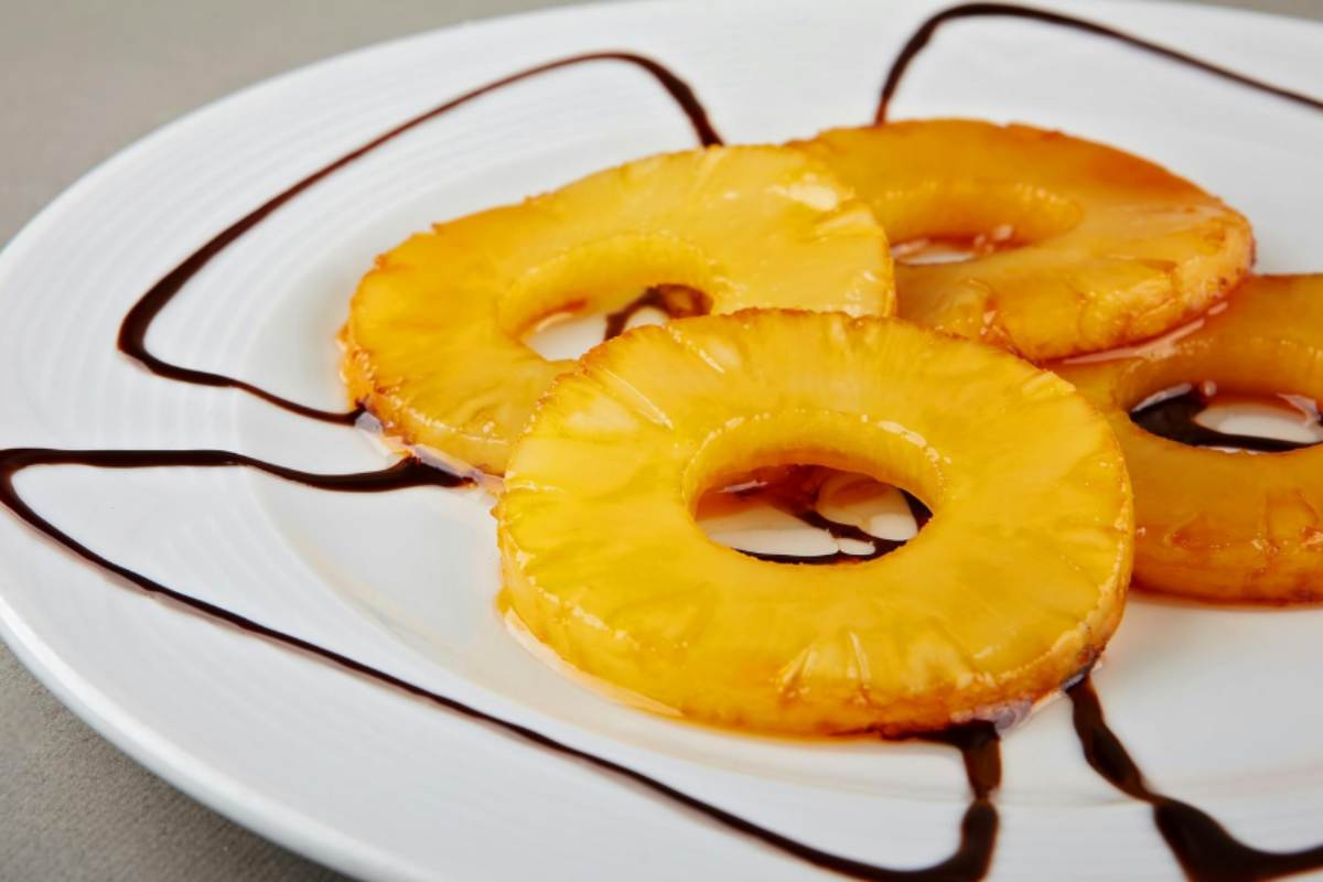 ananas caramellato in un piatto