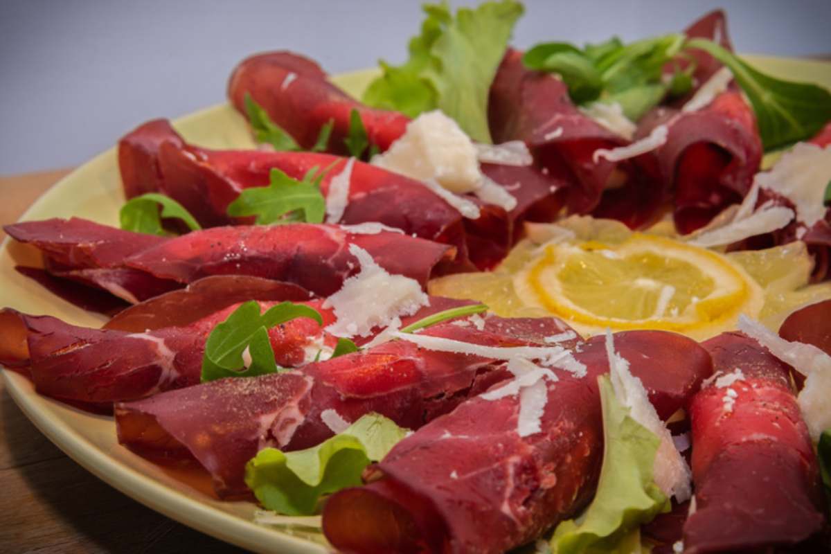 involtini di bresaola su tagliere