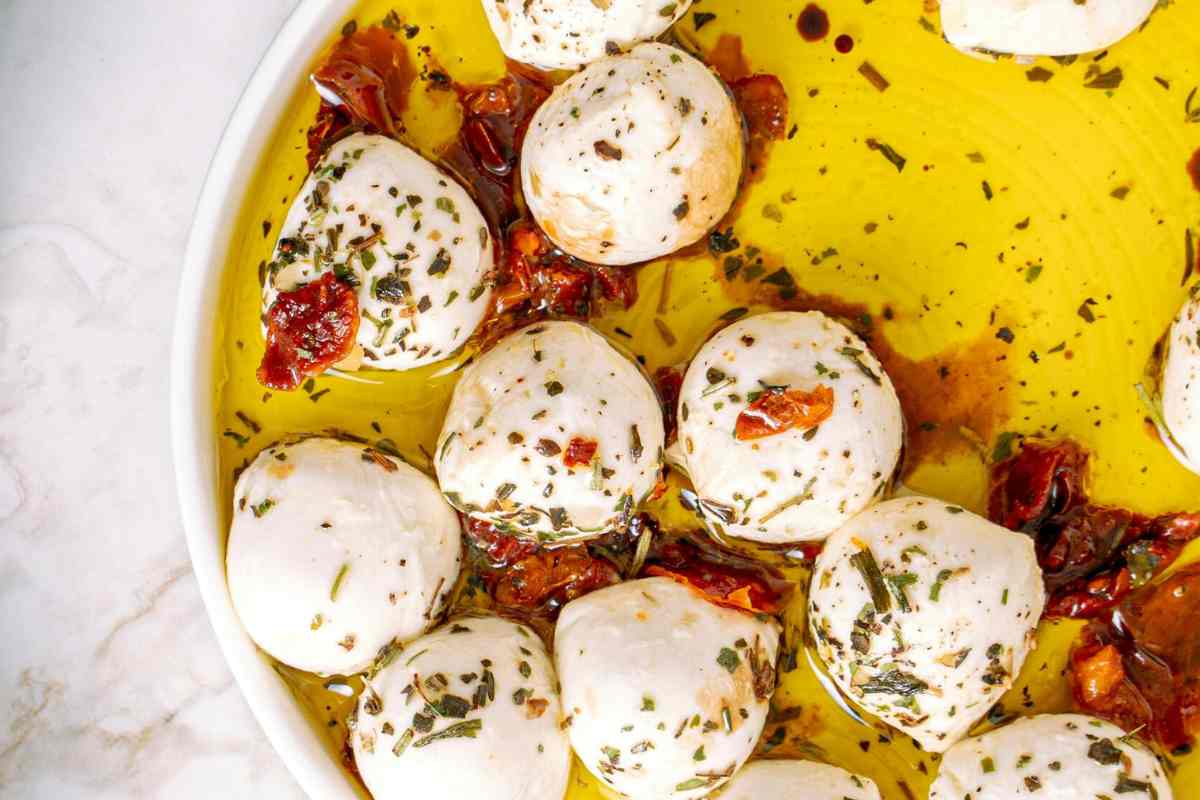 mozzarella con olio origano e pomodori secchi
