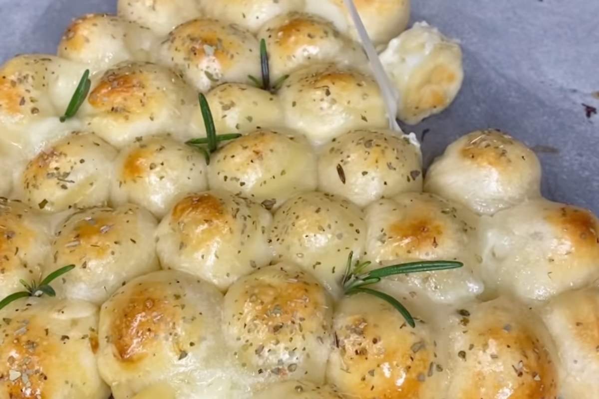 albero di pizza farcito su teglia