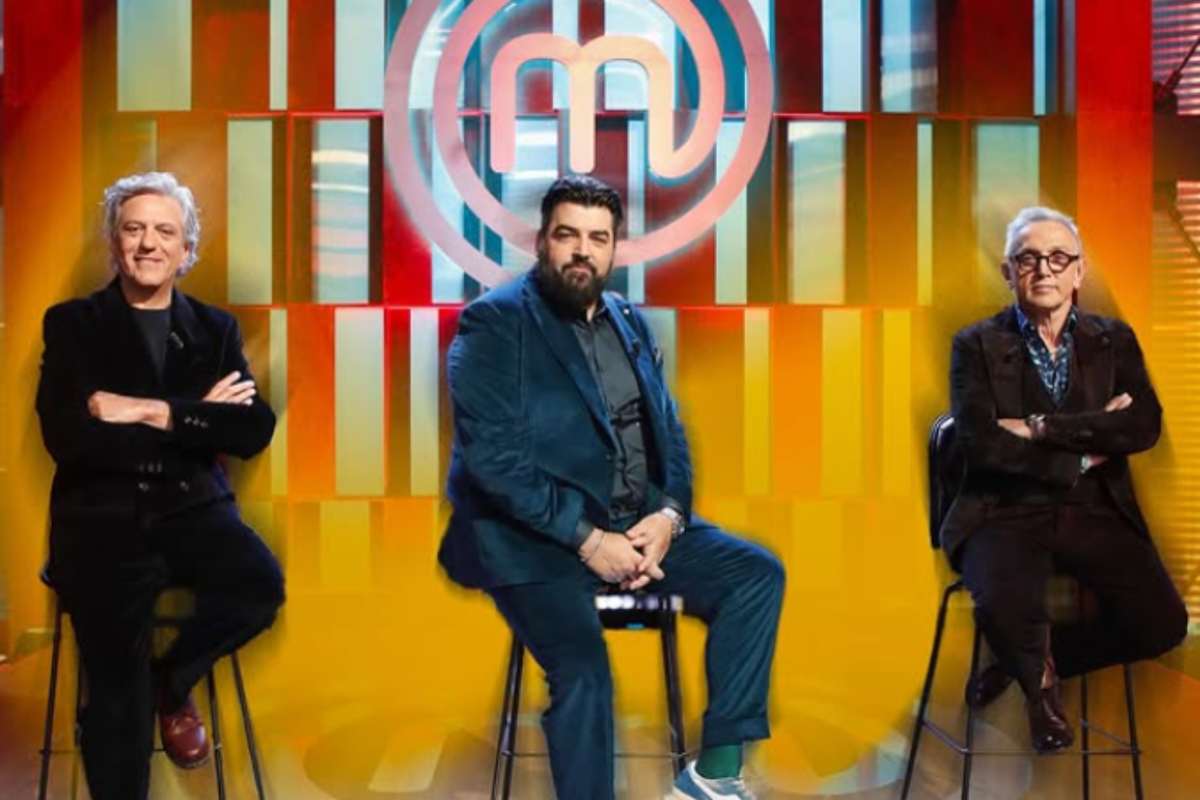 i tre giudici di masterchef italia seduti su tre sgabelli