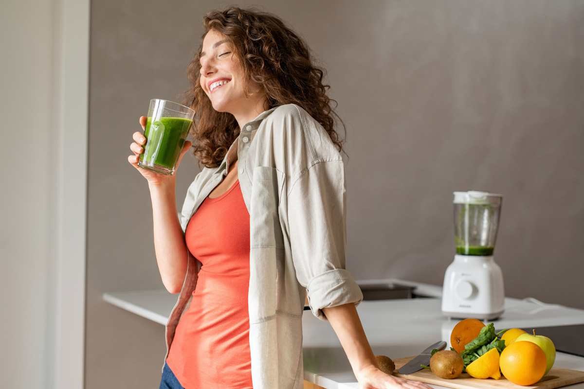 donna che beve un succo