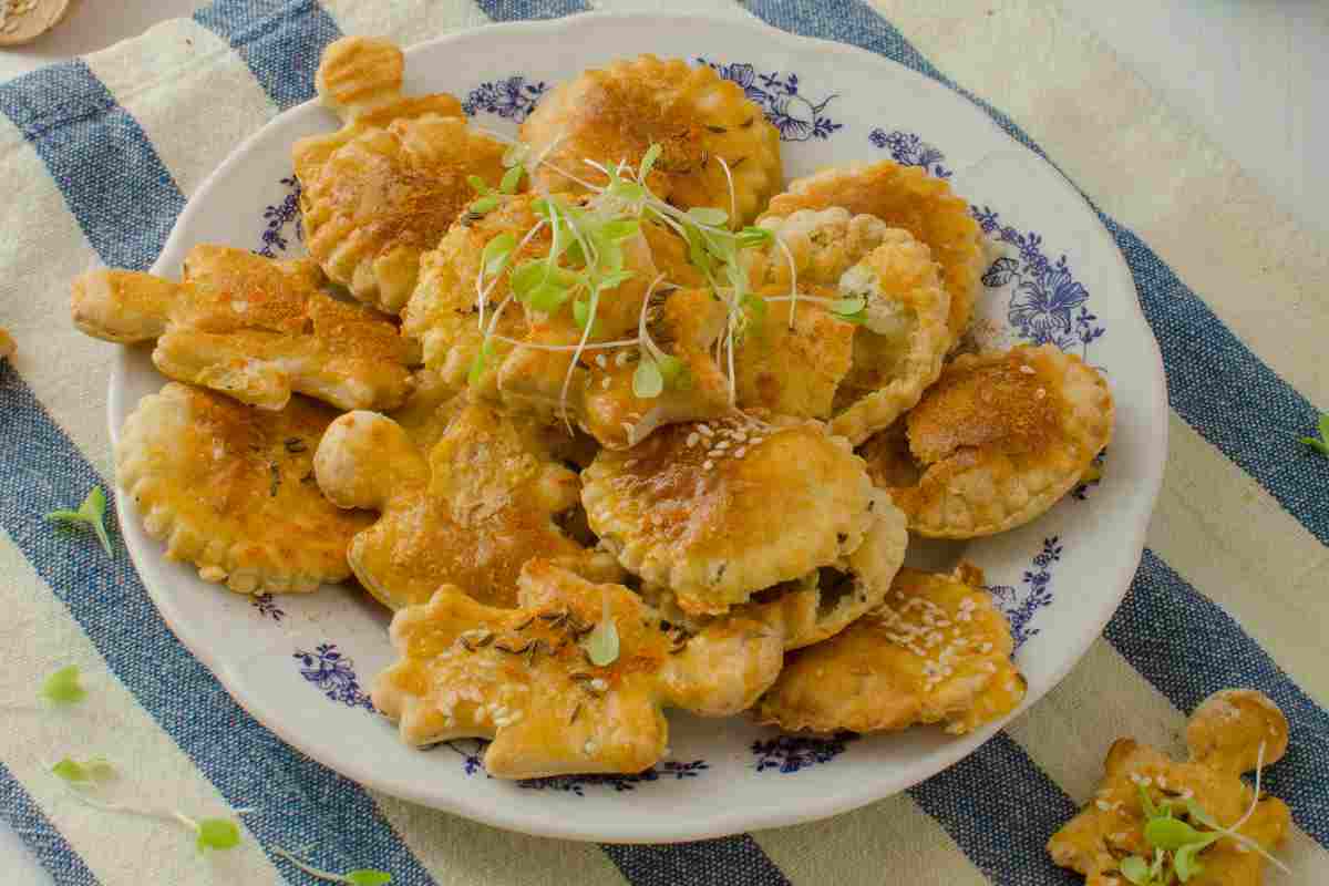 biscotti salati sfoglia in un piatto su tavolo
