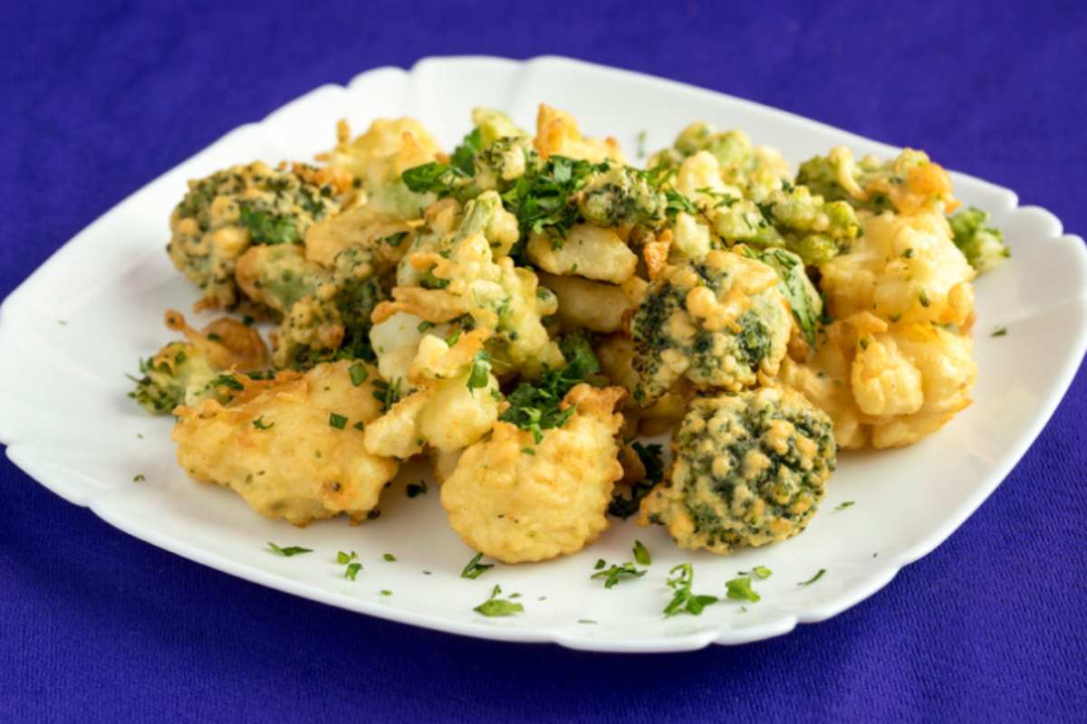 broccoli fritti dorati in un piatto