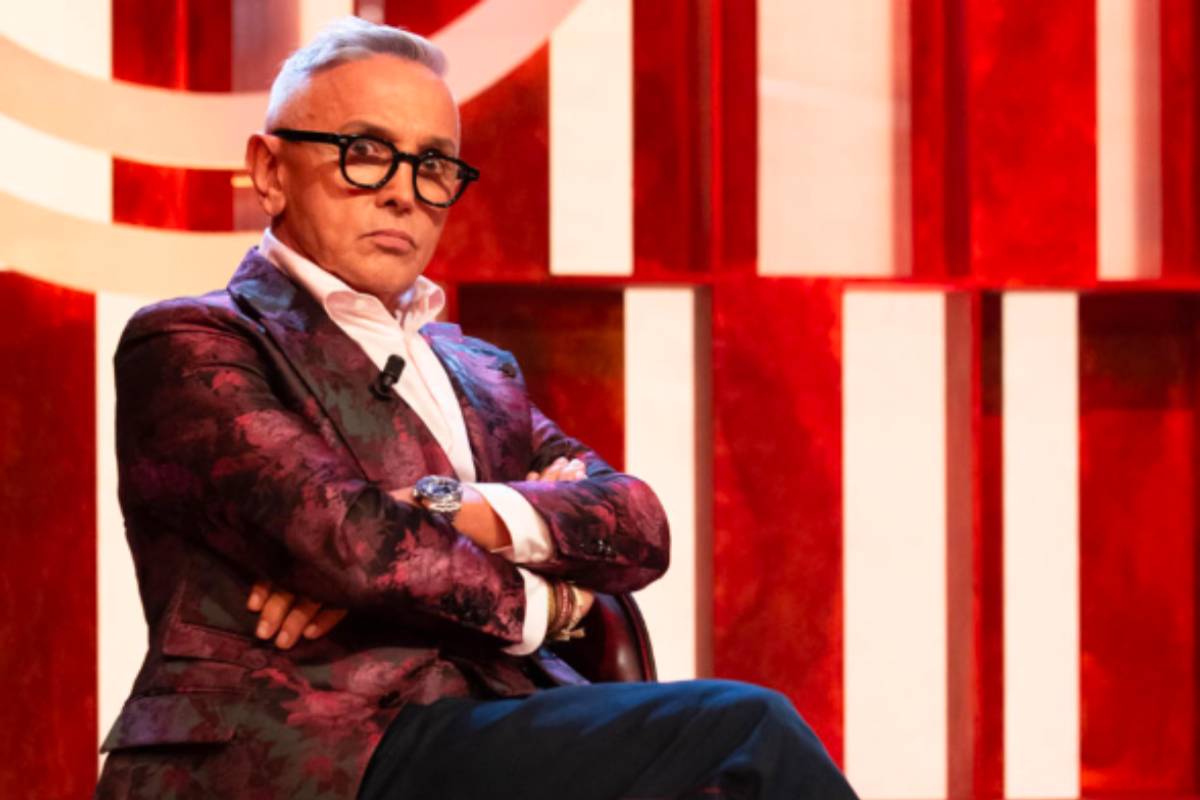 lo chef bruno barbieri seduto su uno sgabello con espressione contrariata