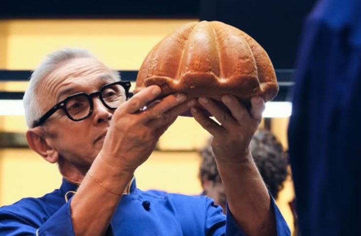 bruno barbieri solleva il pandoro che ha realizzato con la ditta Motta