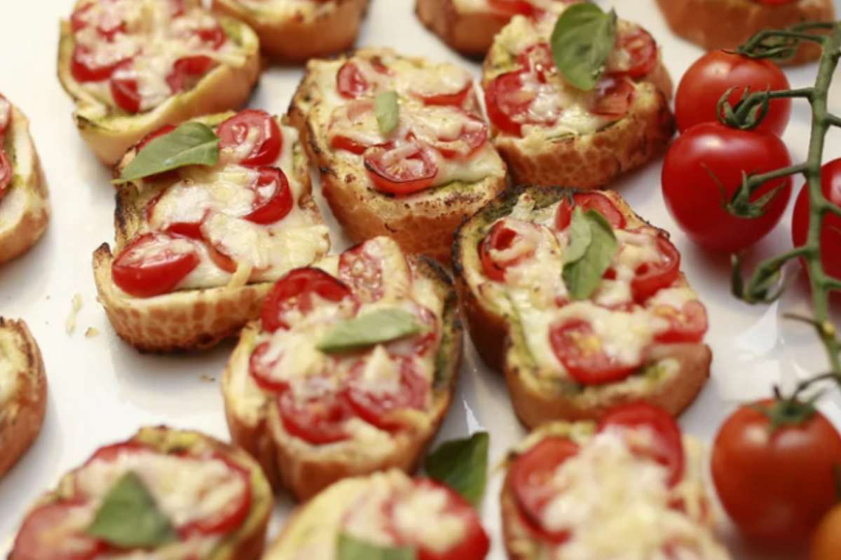 bruschette condite con pomodori e formaggio