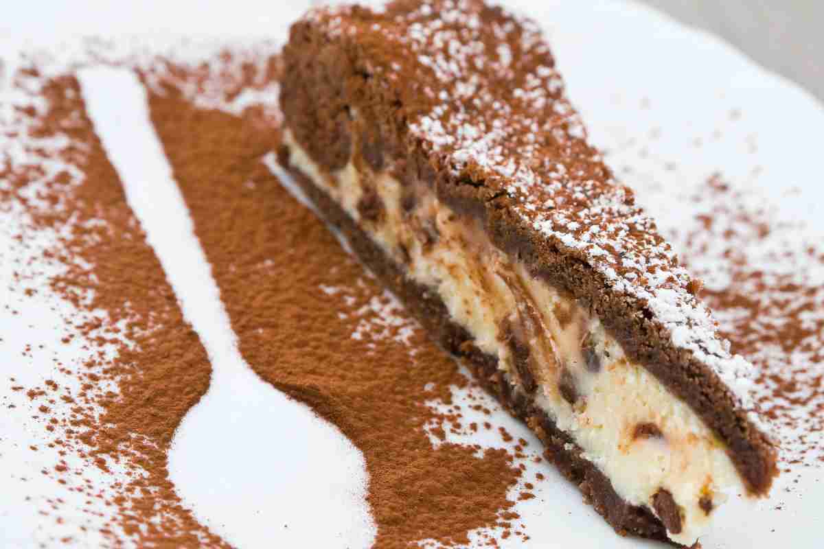 Una fetta di torta versata ricotta e cacao