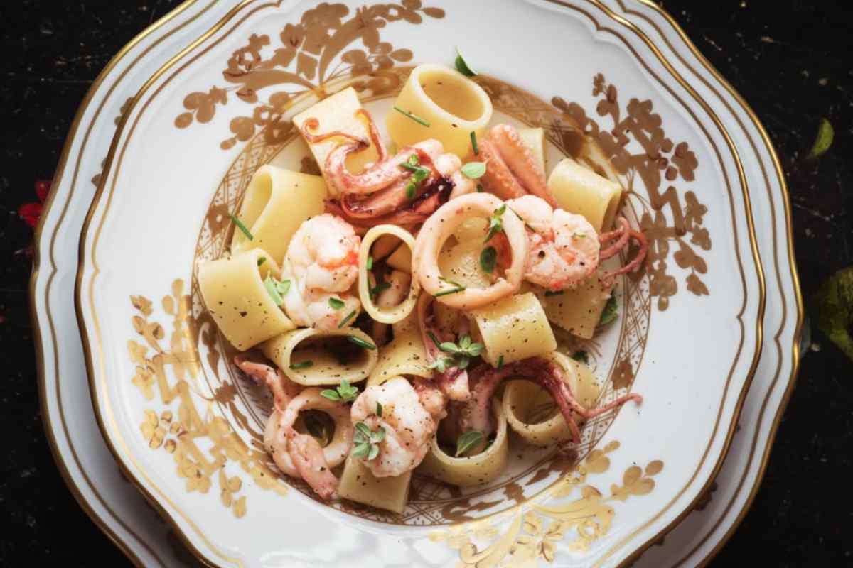piatto di calamarata con frutti di mare