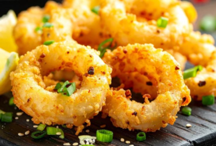 Calamari infarinati e fritti con prezzemolo 
