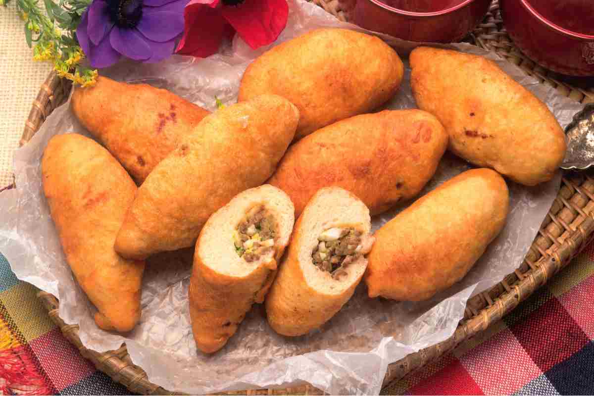 Calzoni fritti ripieni di carne in un piatto