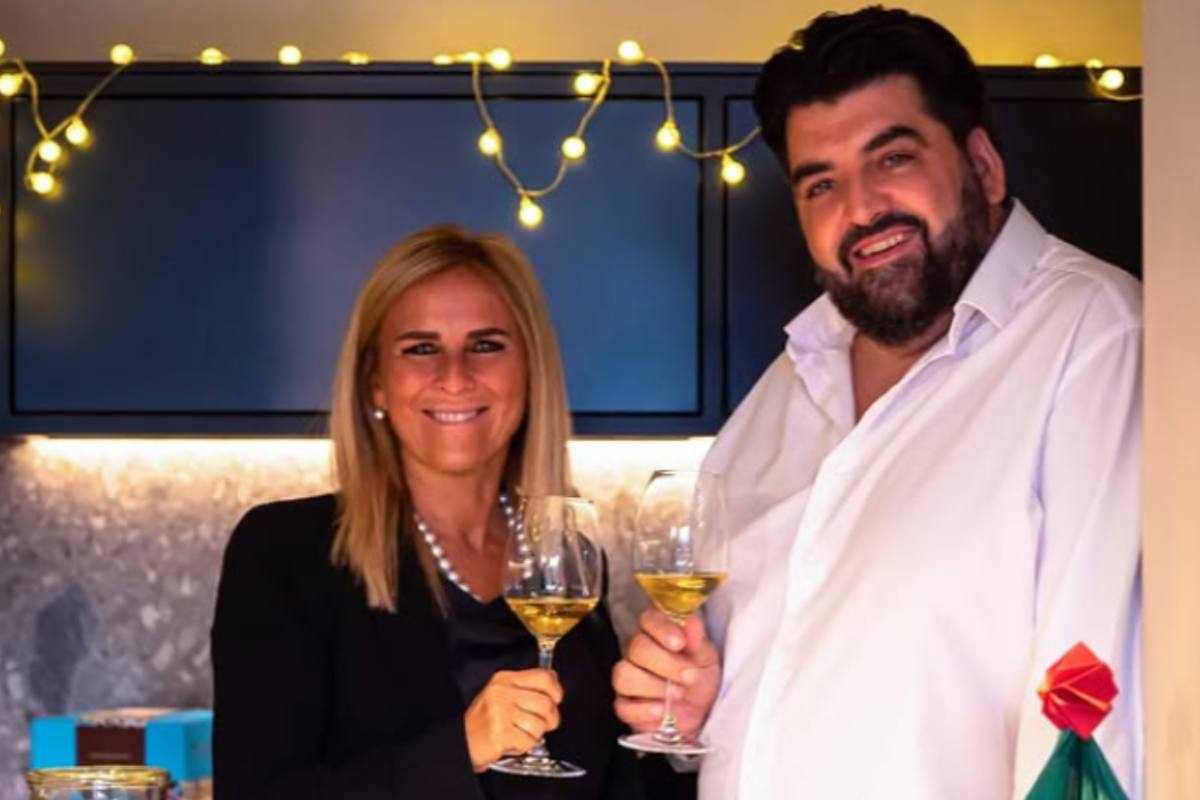 lo chef antonino cannavacciuolo brinda assieme alla moglie cinzia primatesta