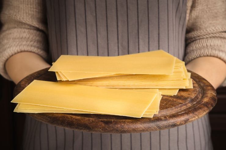 sfoglia su tagliere in mano a una chef