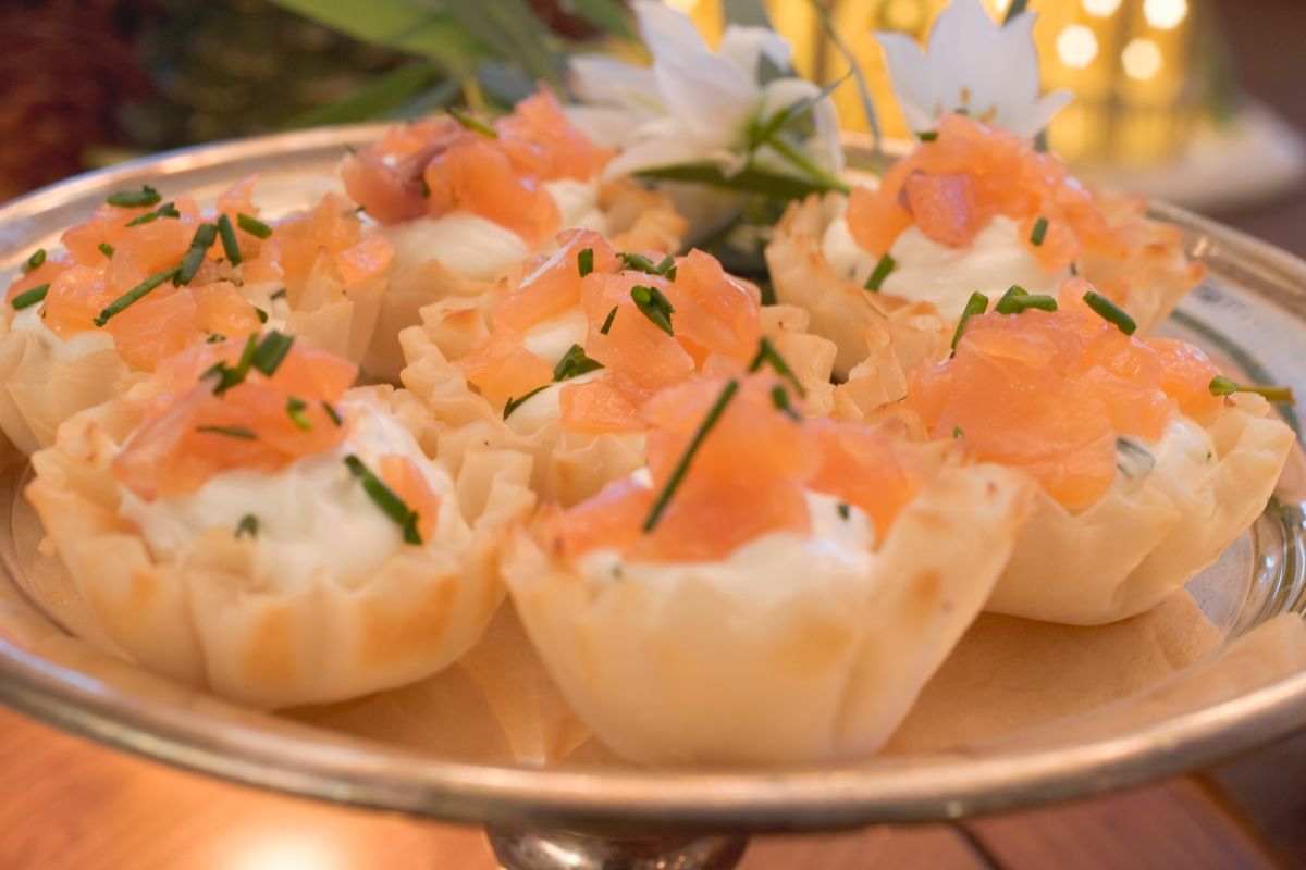 piatto dorato con cestini di pasta fillo ripieni