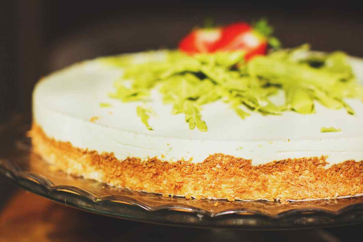 cheesecake al pistacchio su un vassoio