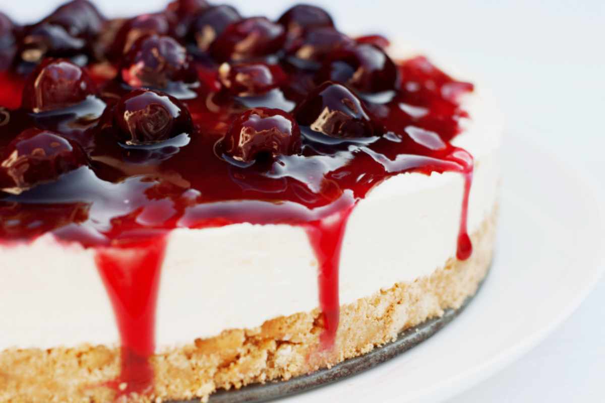 Cheesecake con topping di ciliegie in un vassoio
