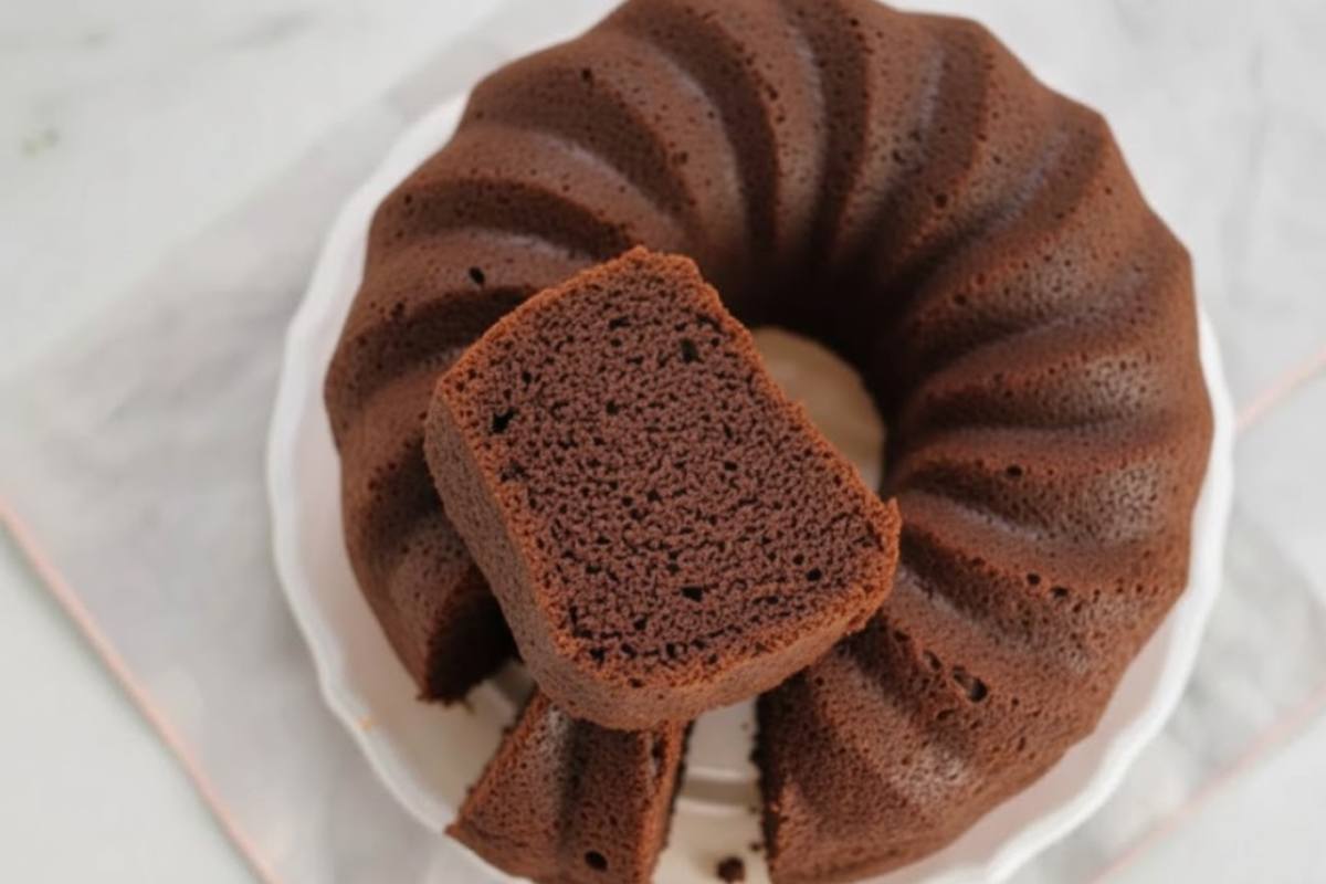 ciambellone al cacao con fetta tagliata