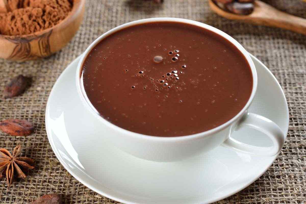 tazza di cioccolata calda fumante