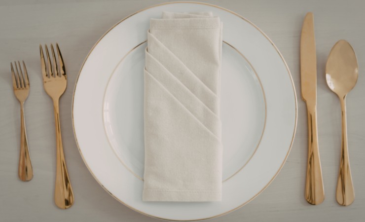 piatto posate e tovagliolo