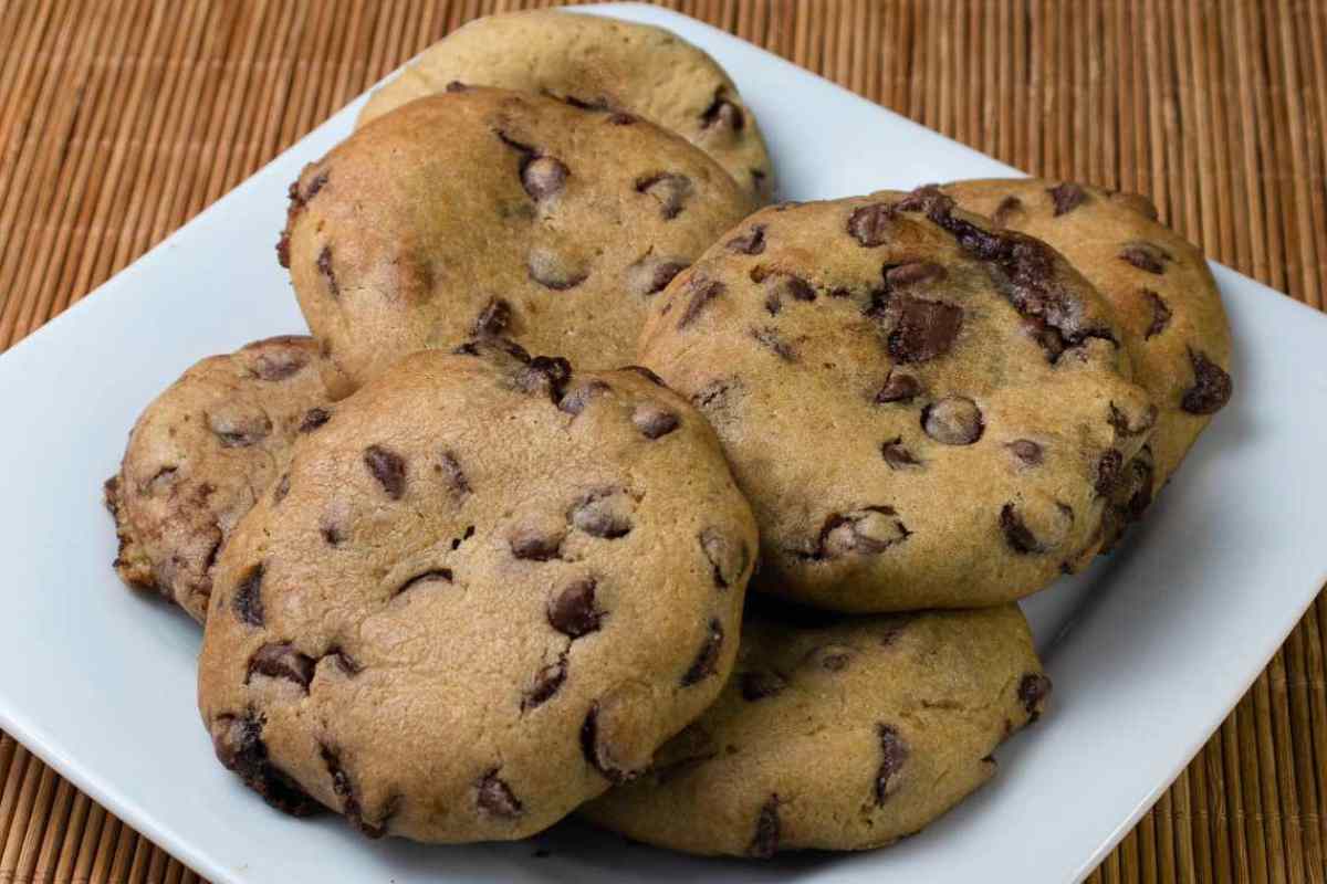 piattino con biscotti con le gocce di cioccolato