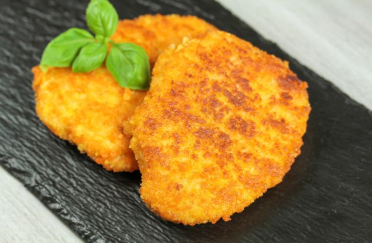 due cotolette sopra ad un tagliere