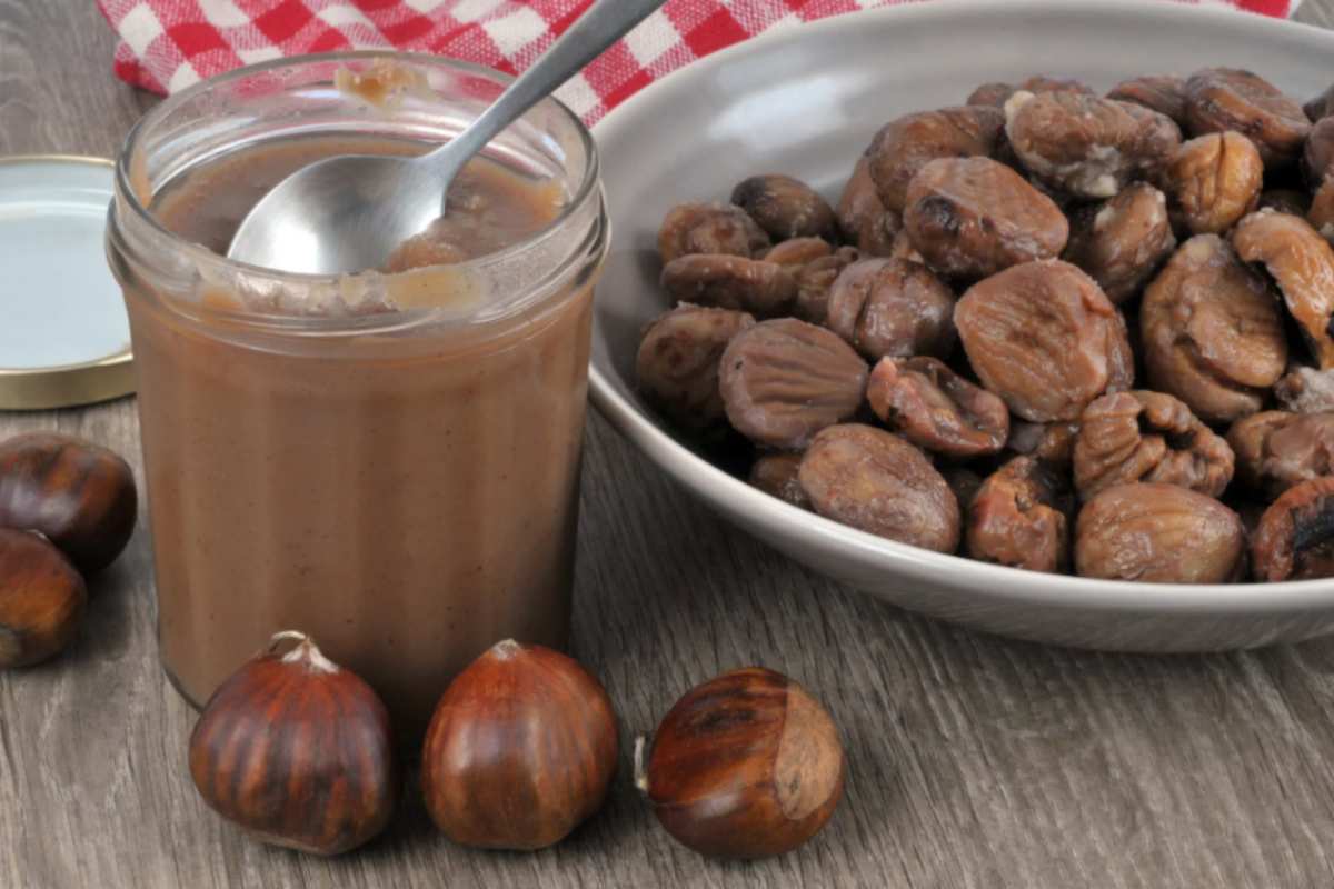 crema di castagne in un barattolo