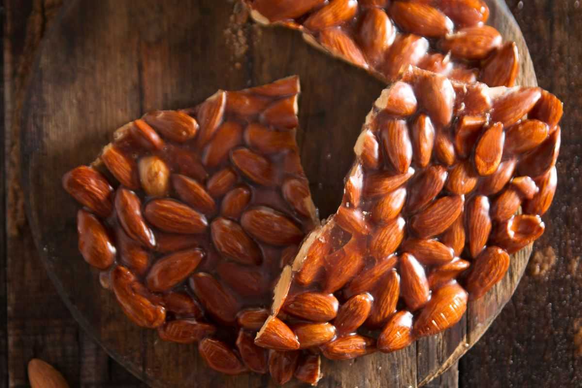 CROCCANTE mandorle su tagliere