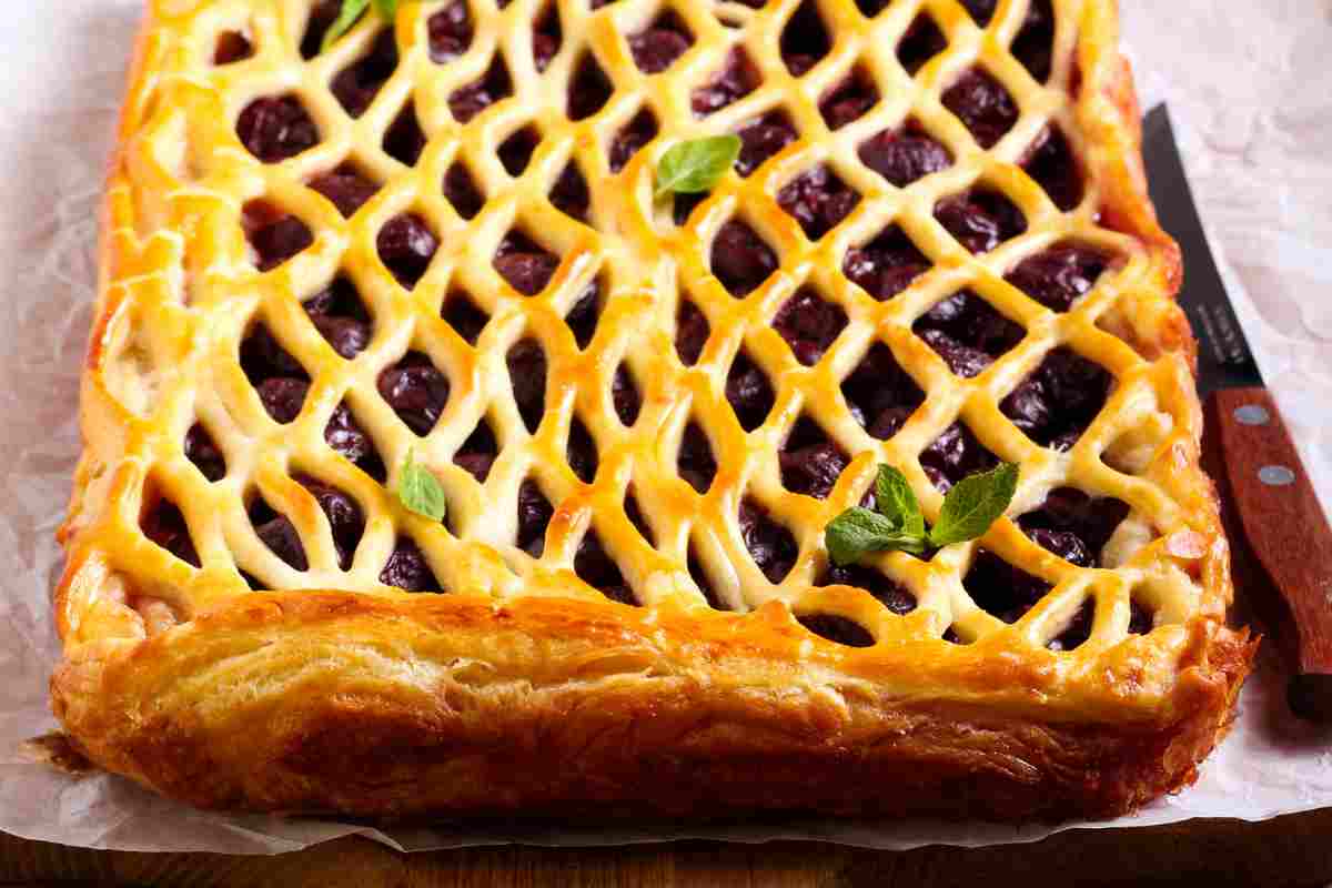 Sfogliata alle ciliegie su un foglio di carta forno