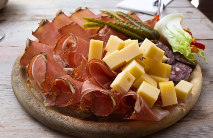 tagliere con speck e formaggi tipici del Tirolo