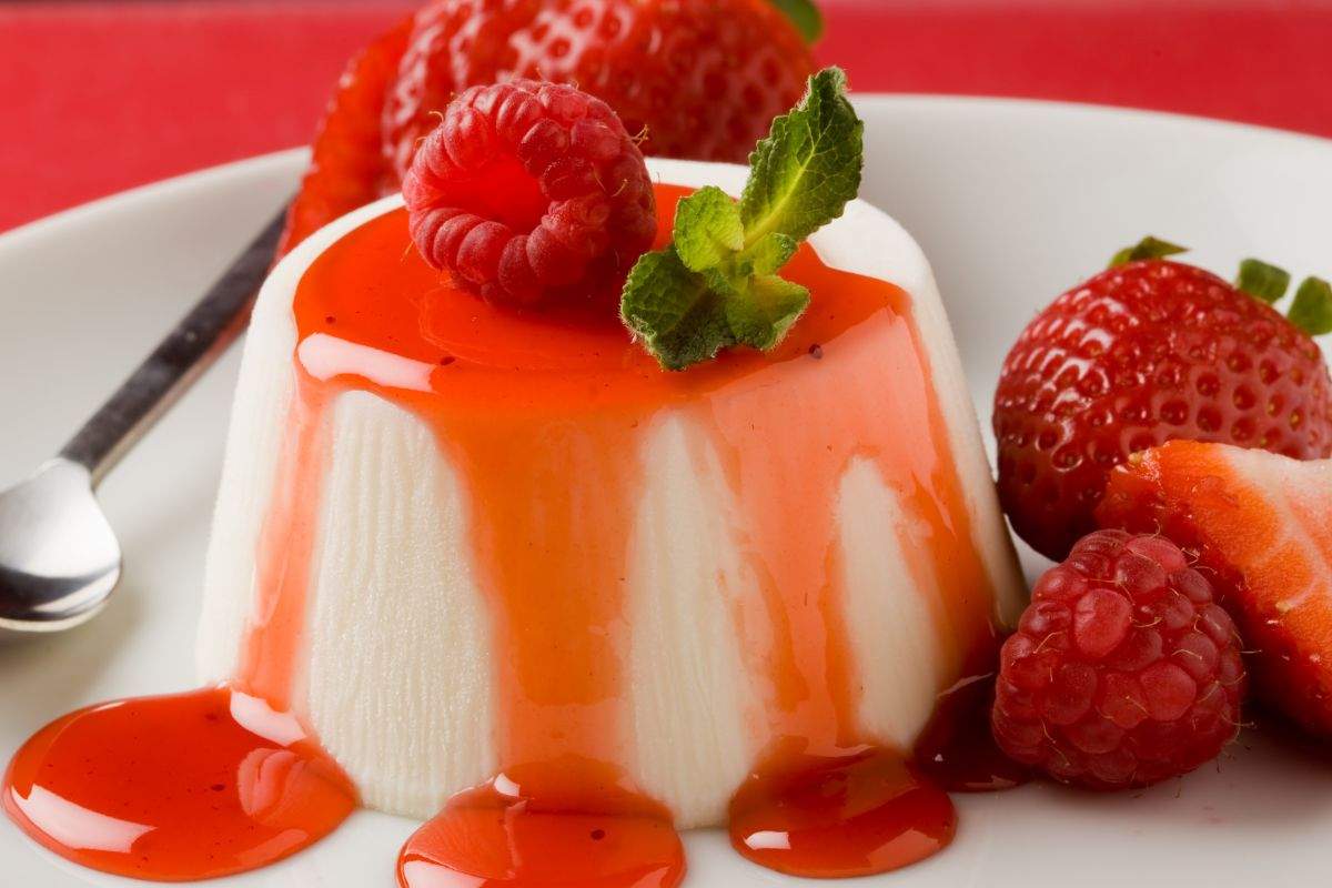 panna cotta di Natale su piatto con frutti di bosco