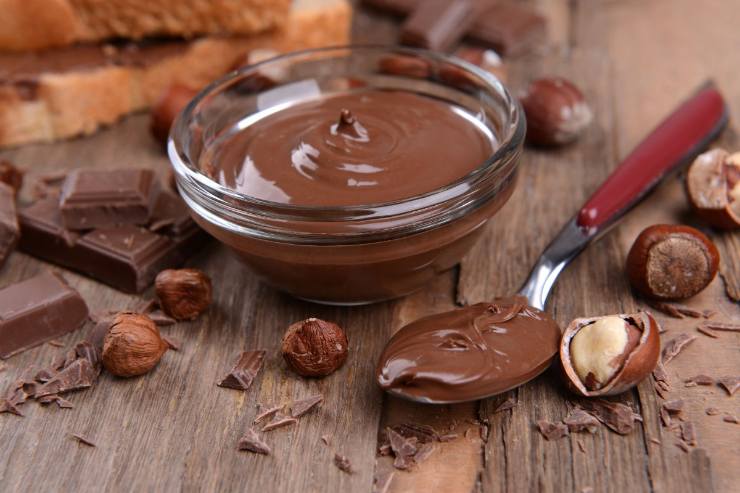 ciotola con cioccolata e cucchiaio