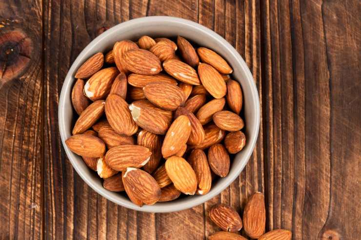 mandorle in una ciotola