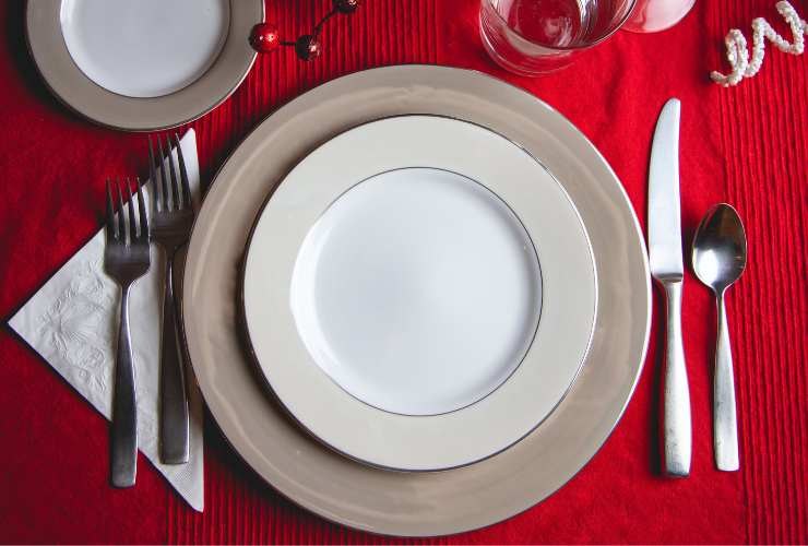 un coperto apparecchiato a tavola