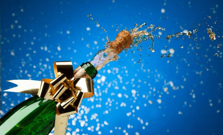 stappare bottiglia di spumante