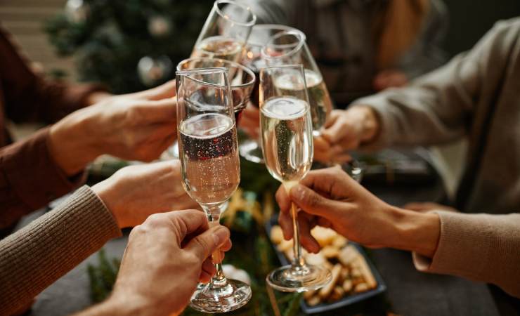 calici di vino innalzati per brindare