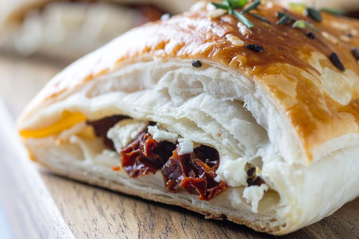 fagottino tagliato a metà con ripieno su tagliere