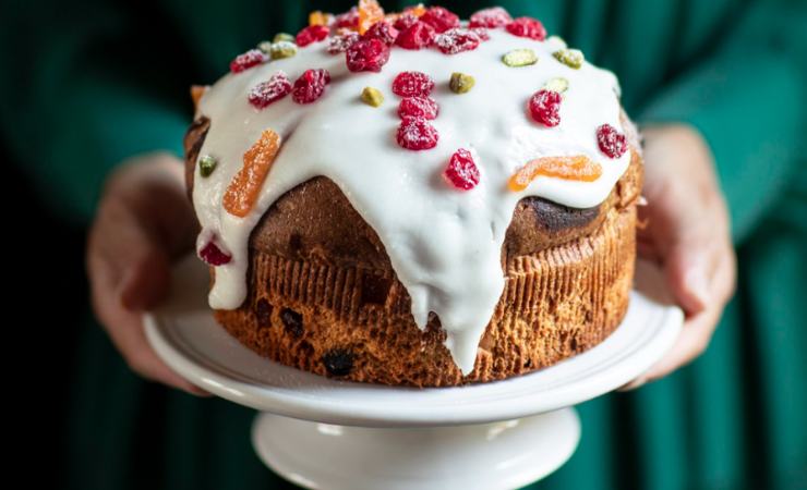 panettone con glassa e frutti rossi 