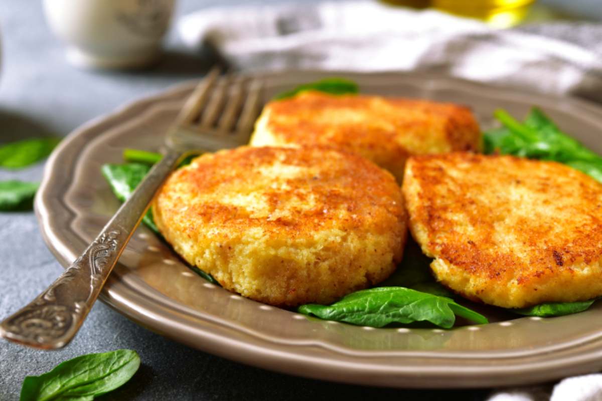 focaccine dorate in un piatto