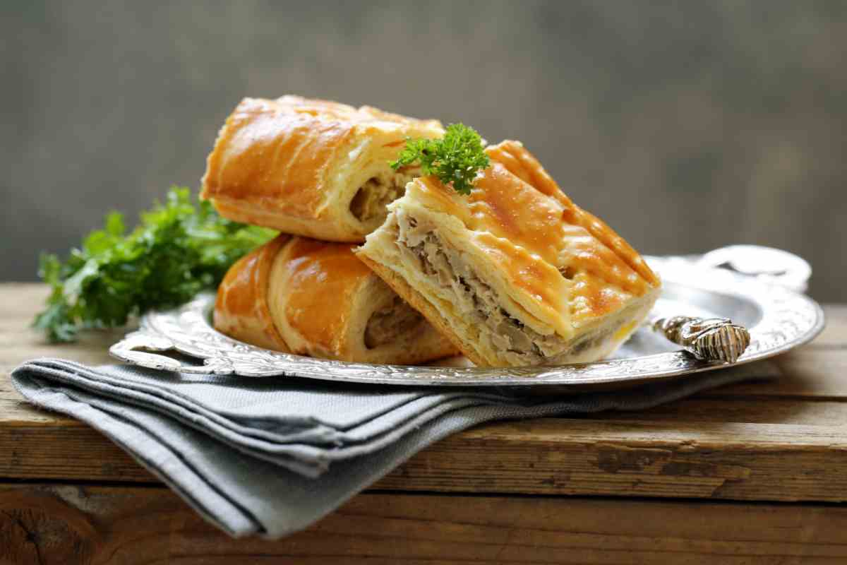 Sfogliatine di pollo e funghi in un piatto