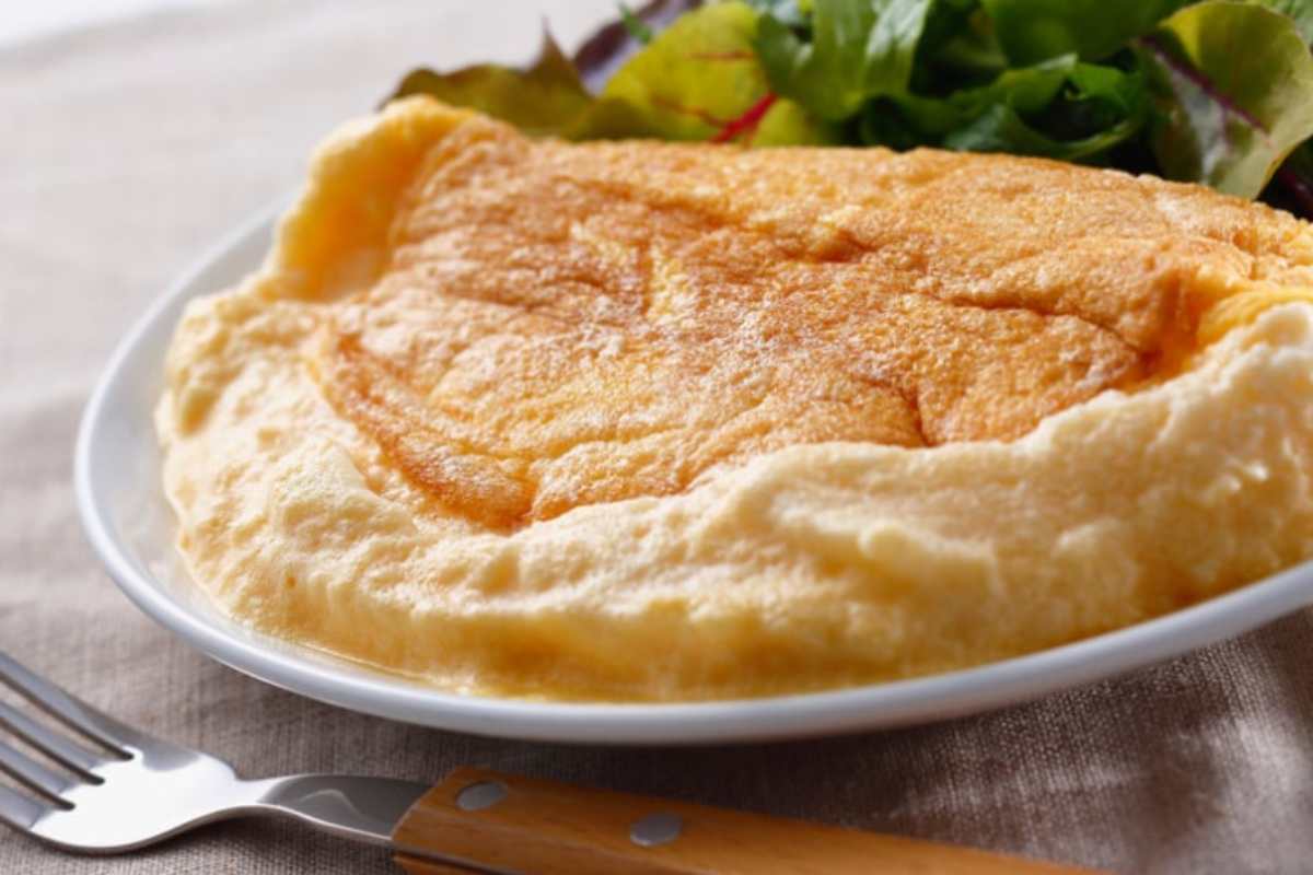 frittata alta in un piatto